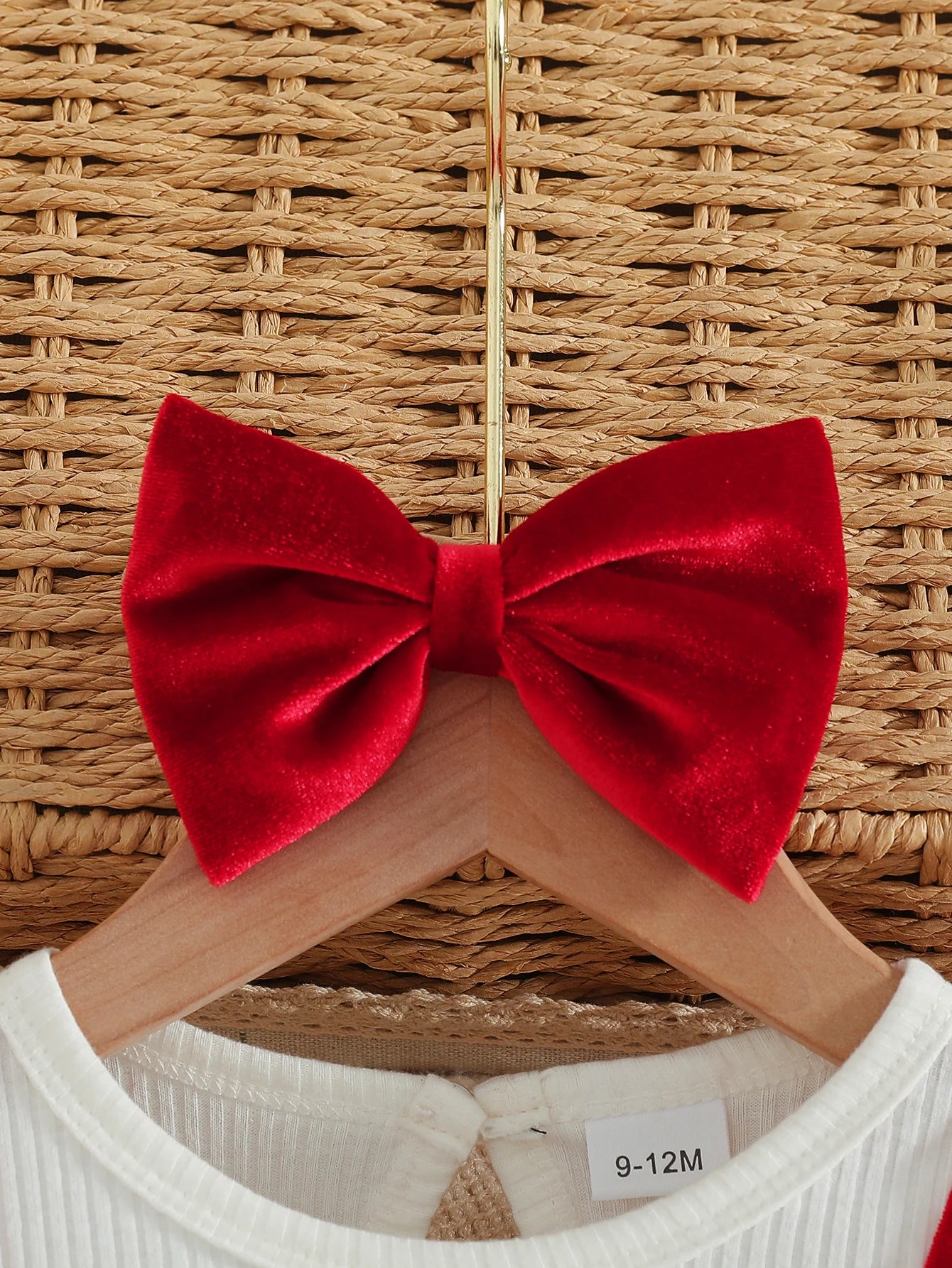 Baby girl autumn and winter elegant and fashionable warm gold velvet fabric round neck ruffle edge long sleeved gold velvet shou