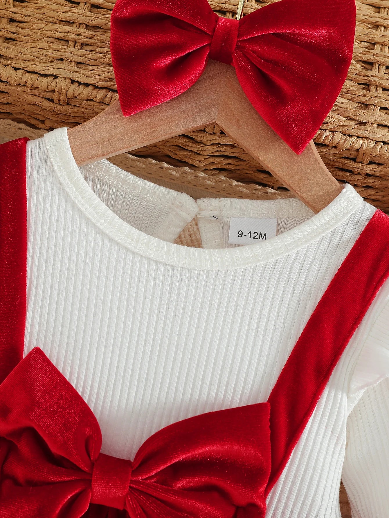 Baby girl autumn and winter elegant and fashionable warm gold velvet fabric round neck ruffle edge long sleeved gold velvet shou